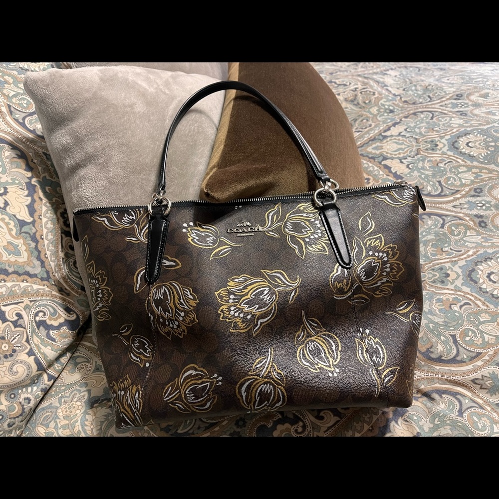 Gorgeous Coach Gold/Silver Tulip Tote